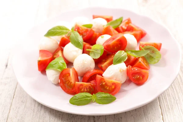Sałatka z pomidorów z bazylią i mozzarellą — Zdjęcie stockowe