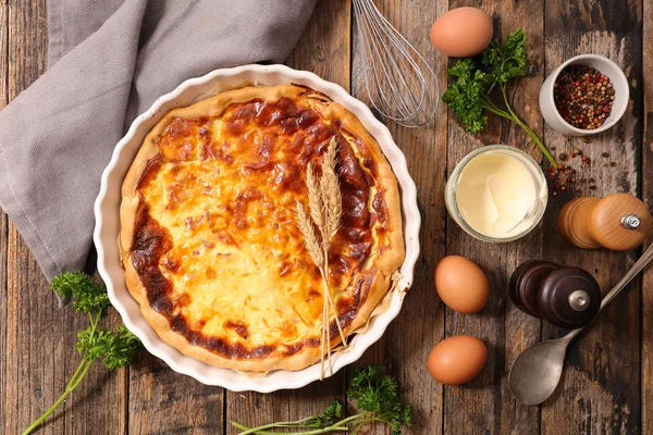 Quiche caseiro na mesa — Fotografia de Stock