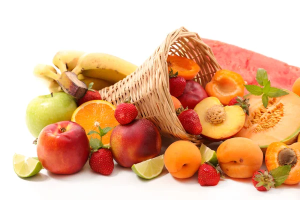 Frutas frescas aisladas en blanco — Foto de Stock