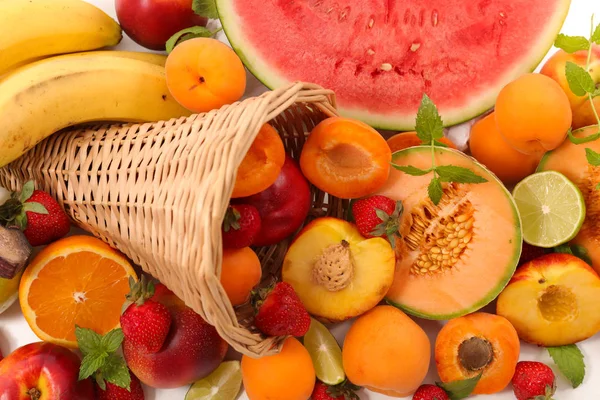 Frutas frescas aisladas en blanco — Foto de Stock