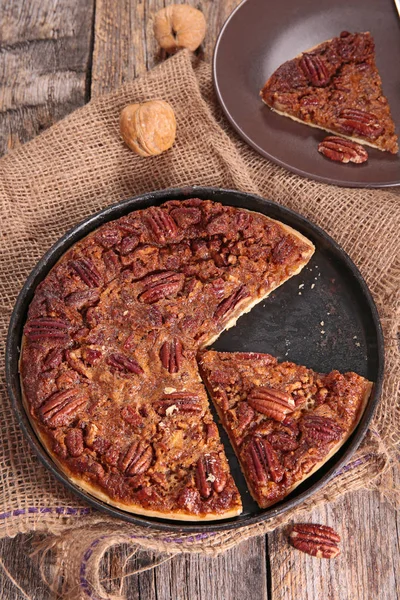 Torta na mesa de madeira — Fotografia de Stock