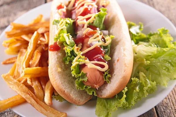 Sanduíche com salsicha e molho — Fotografia de Stock