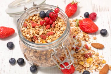 Çilek ile ev yapımı granola