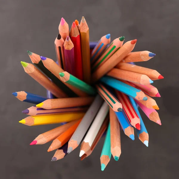 Lápis coloridos sobre fundo escuro — Fotografia de Stock