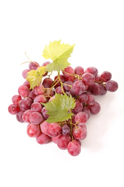 Winogrona z liść na białym tle — Zdjęcie stockowe