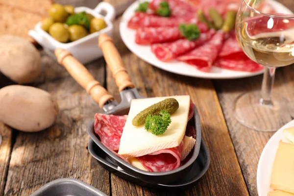 Raclette kaas met charcuterie — Stockfoto