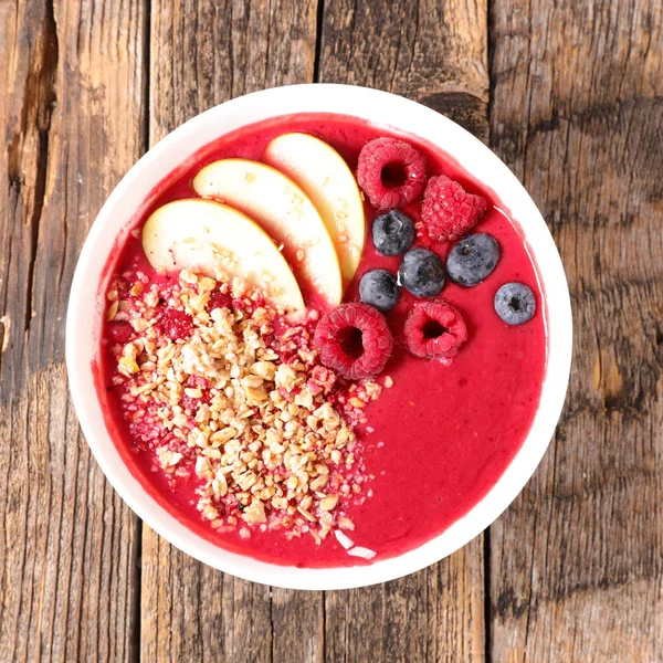  güler yüzlü kase çilek ile 