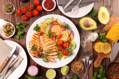 tavuk göğsü sebze ile dilimlenmiş 