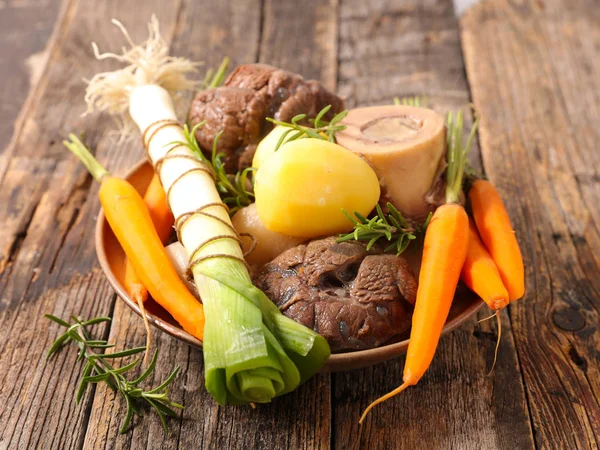 Beef stew with vegetables and broth — Stock Photo, Image