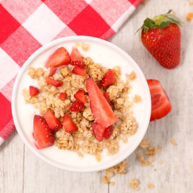 tahıl, yoğurt ve çilek