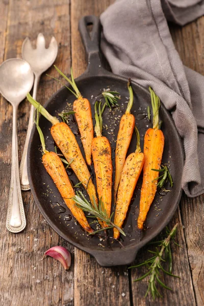 Carottes rôties sur la table — Photo