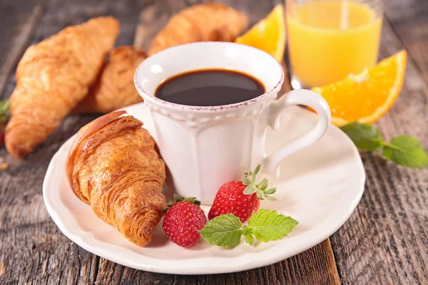 Kaffekopp och croissanter — Stockfoto