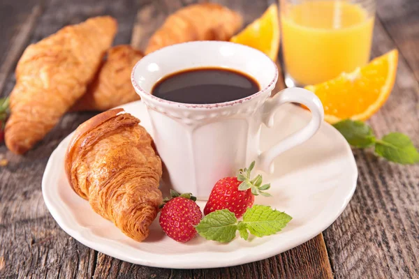 Kaffeetasse und Croissants — Stockfoto