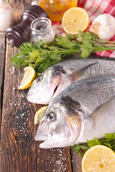 Rauwe vis en ingrediënten — Stockfoto