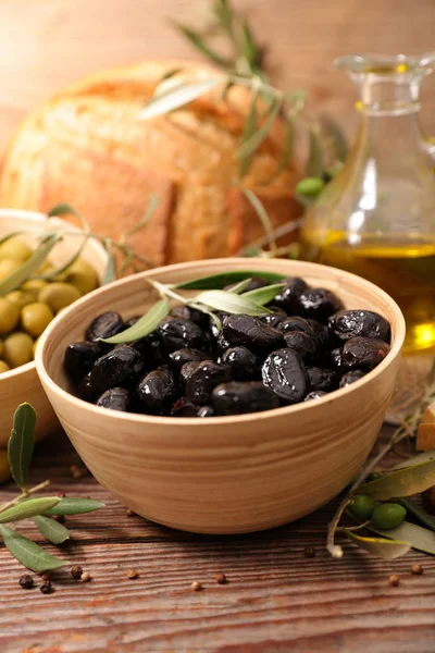 olives, bread and oil