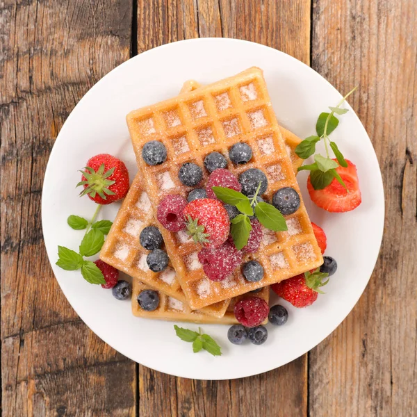 Waffles frescos com bagas — Fotografia de Stock