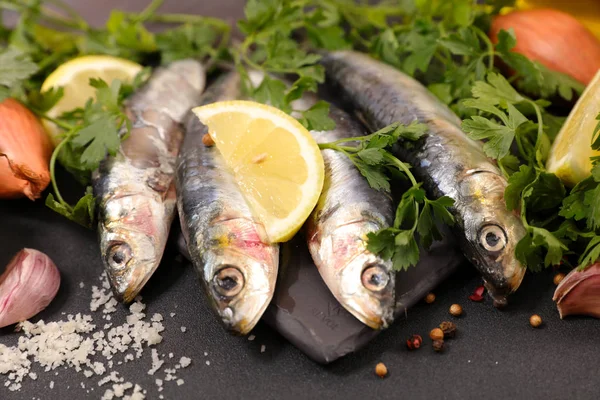 Sardines crues avec ingrédients — Photo