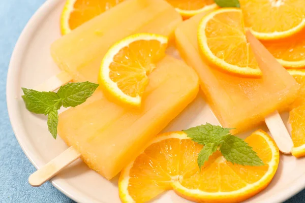 Çubuklu dondurmayı ve portakal dilimleri — Stok fotoğraf