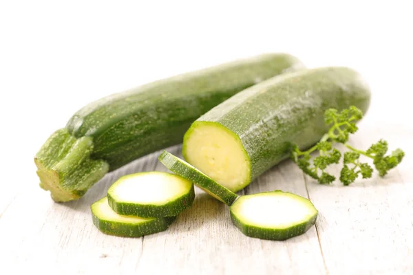 Frische Zucchinis mit Scheiben — Stockfoto