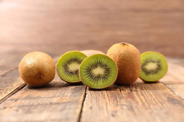 Kiwis frescos y maduros —  Fotos de Stock