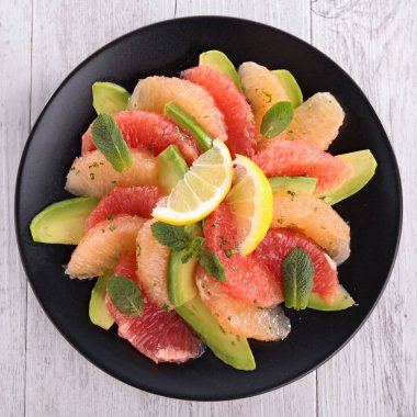 Greyfurt ve plaka üzerinde avokado 