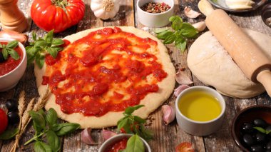  Pizza ahşap masada.