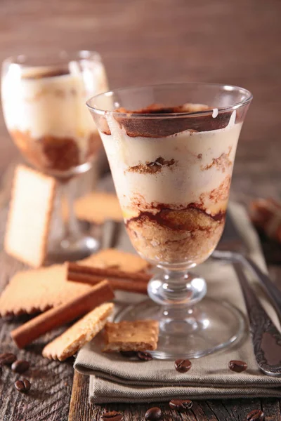 Delizioso tiramisù in bicchieri — Foto Stock