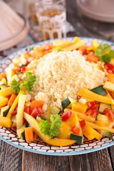 Couscous con verdure in tavola — Foto Stock