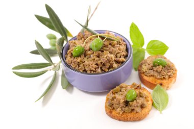 tapenade zeytin dalı ve tost ile