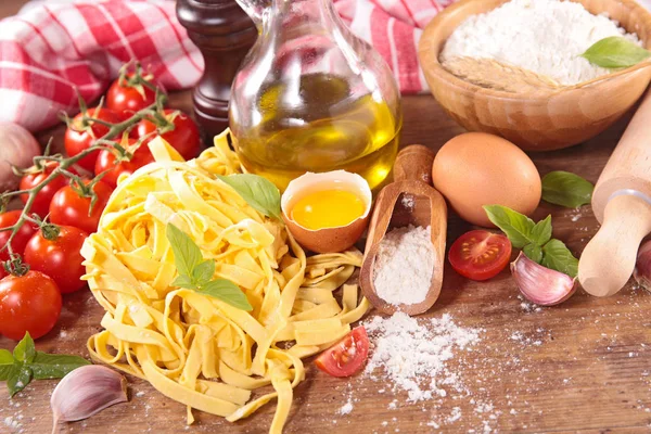 masada malzemelerle Tagliatelle