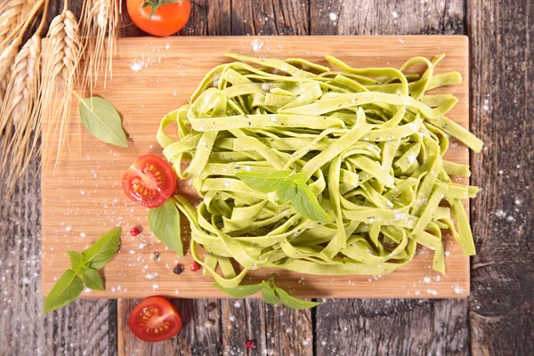 Tagliatelle spinaci a bordo — Foto Stock