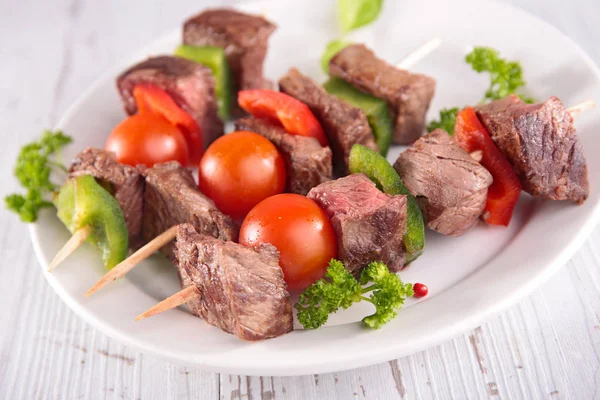 Barbacoa de carne en el plato — Foto de Stock