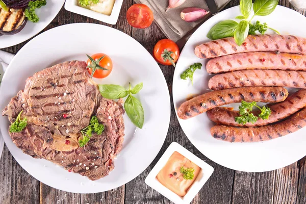 Жареная говядина и колбаса — стоковое фото