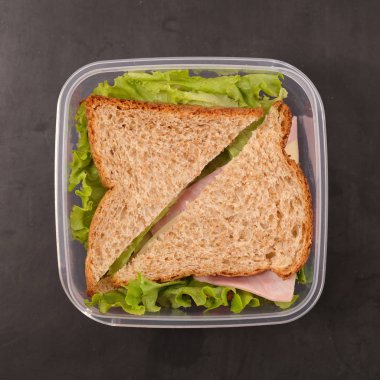 kutusunda taze sandviç