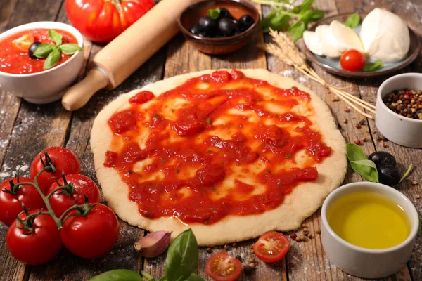 Pasta per pizza con salsa di pomodoro — Foto Stock