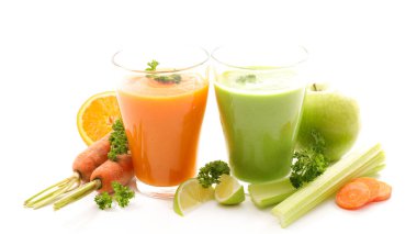 Bardaklarda sebze smoothies 