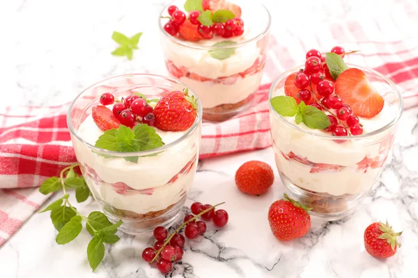 Strawberry tiramisu or cheesecakes — Stock Photo, Image