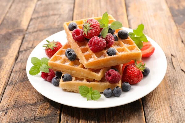 Waffle masada çilek ile