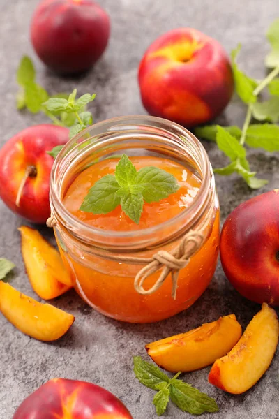 Peach jam and peaches — Stock Photo, Image
