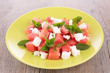 Beyaz peynir karpuz salata kâsesi 