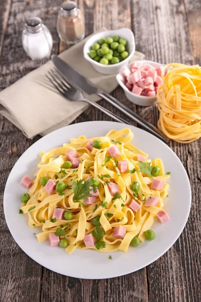 Tagliatelle con guisantes y tocino — Foto de Stock