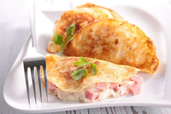 Pannenkoeken met kaas en ham — Stockfoto