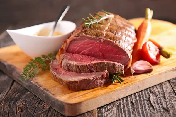 Roastbeef mit Sauce — Stockfoto