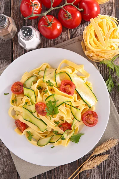 Tagliatelle pasta with tomato and zucchini — Stock Photo, Image