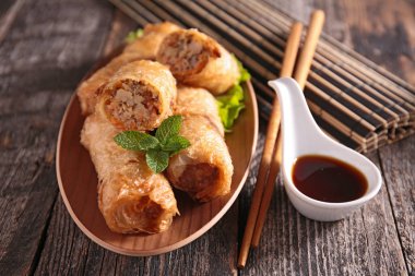 Soya soslu kızarmış Çin böreği