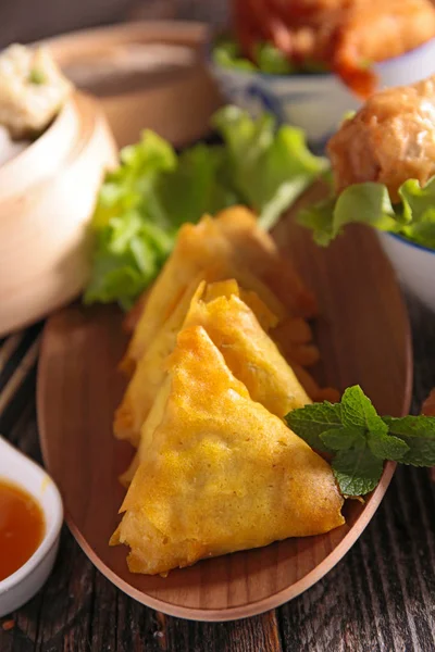 Samosa pies with mint garnish — Stock Photo, Image