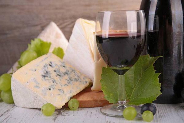  Бокал красного вина и сыра 