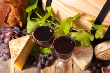 Kırmızı şarapla peynir ve ekmek