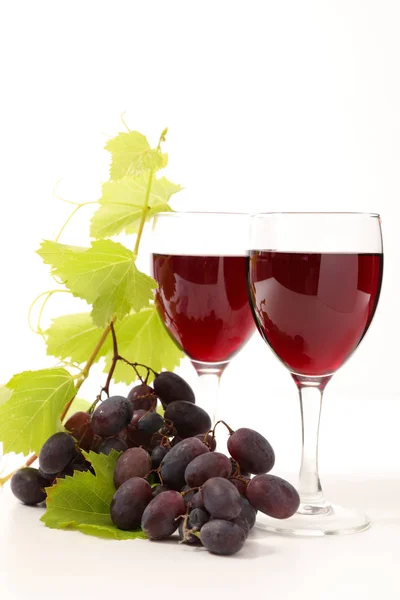 Two glasses of red wine with grapes — Stock Photo, Image