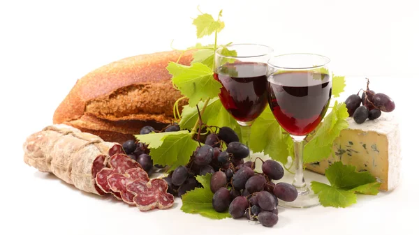 Dos copas de vino con salami y queso — Foto de Stock